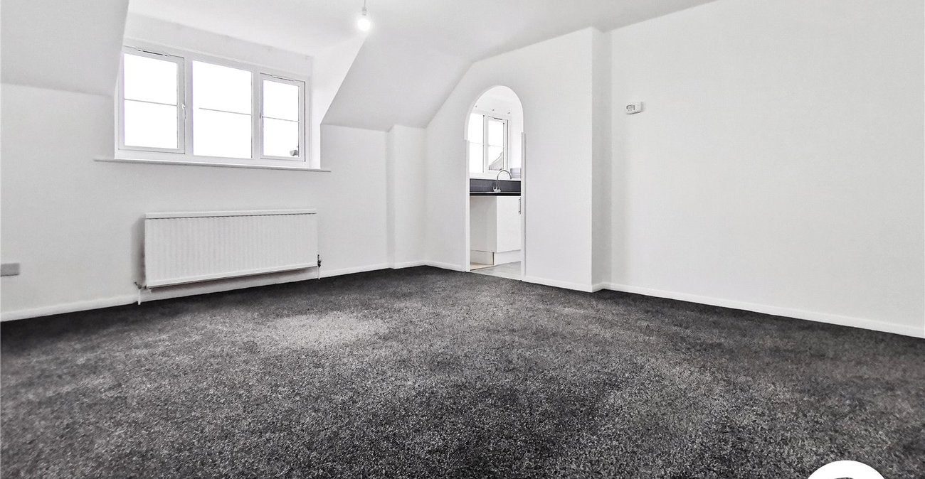 Flat Falcon Close in Dartford