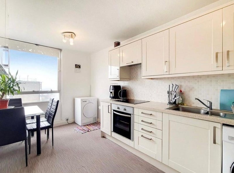 Room Bramlands Close in Greater London