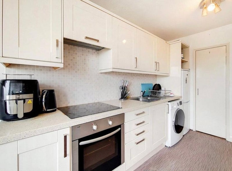Room Bramlands Close in Greater London