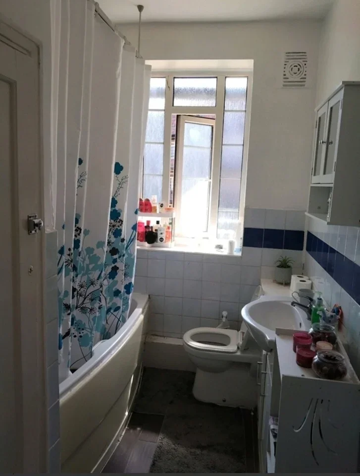 Room Shirehall Lane in Greater London