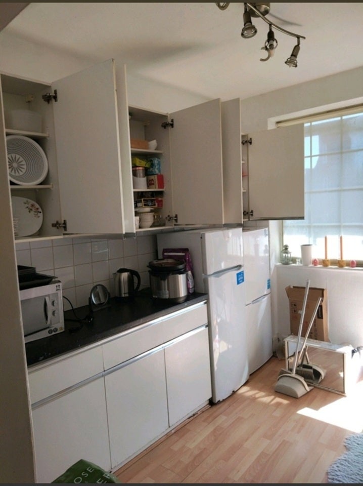 Room Shirehall Lane in Greater London