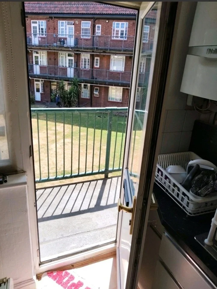 Room Shirehall Lane in Greater London