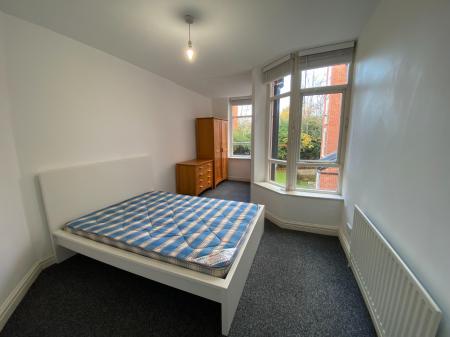 Flat Hanover Crescent in Manchester