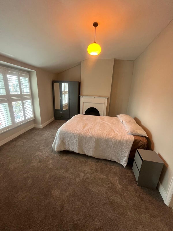 Flat Acton Lane in Greater London