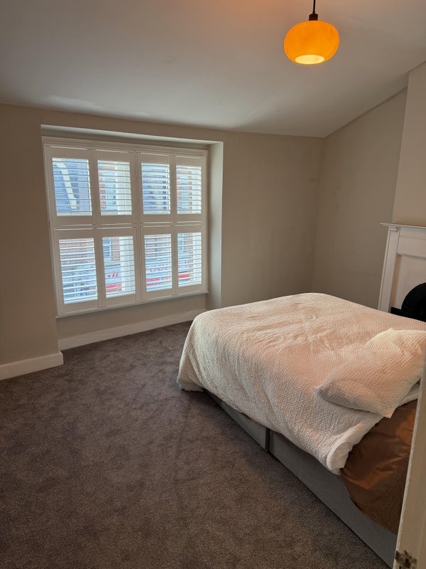 Flat Acton Lane in Greater London