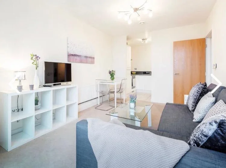 Flat Augustus Lane in Greater London