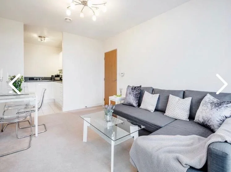 Flat Augustus Lane in Greater London