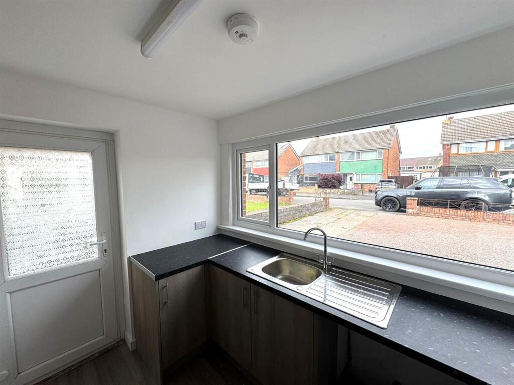 House Hillview Crescent in Newport