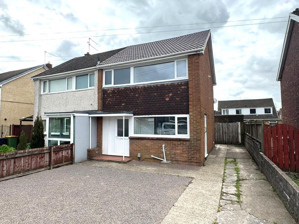House Hillview Crescent in Newport
