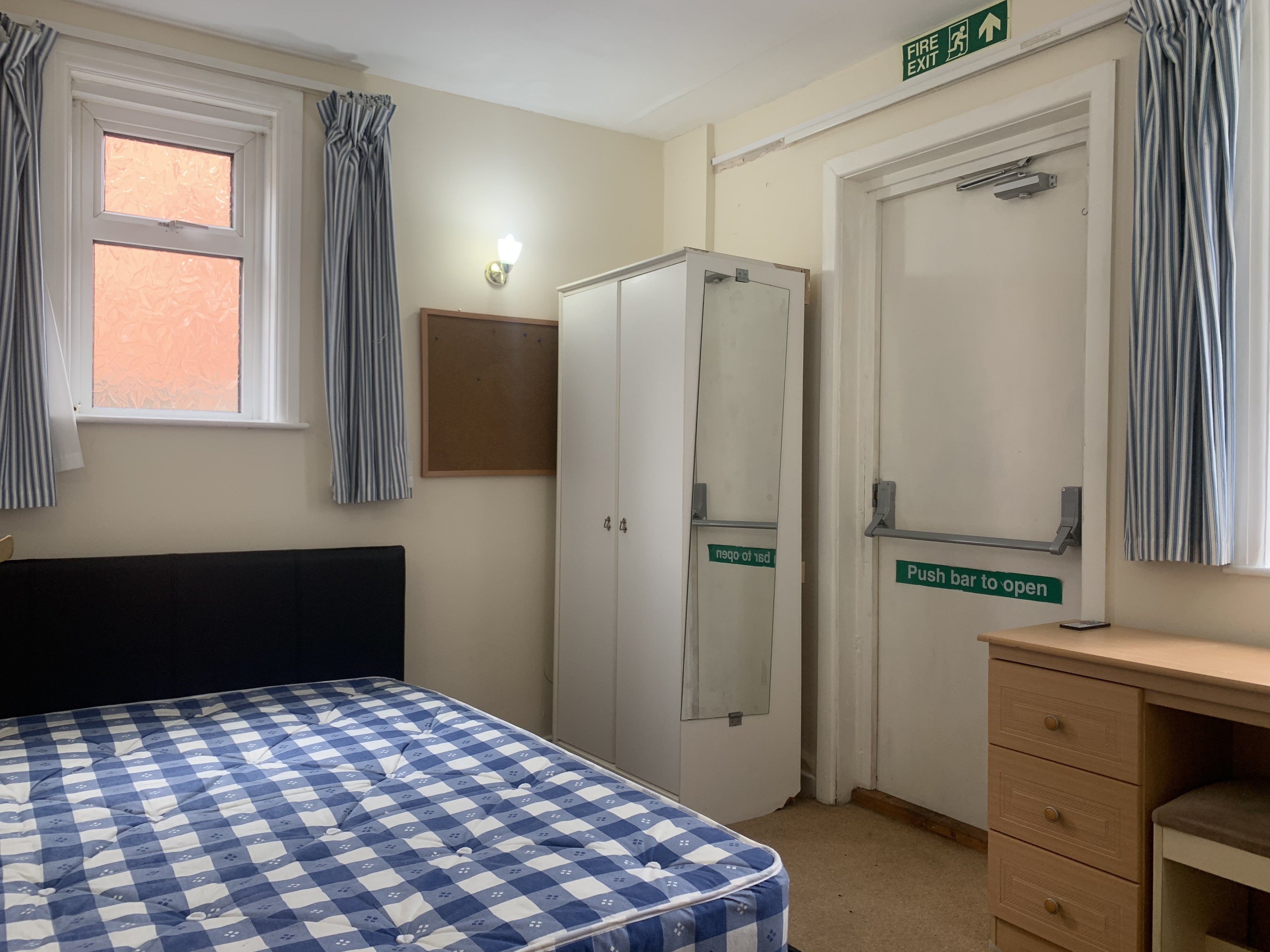 Room Iddesleigh Road in Bournemouth