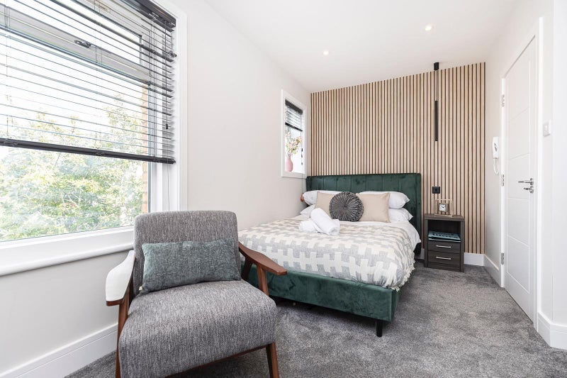Room Cheltenham Road in Poole