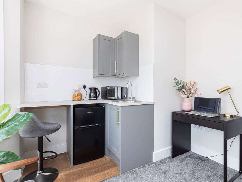 Room Cheltenham Road in Poole