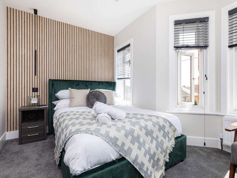 Room Cheltenham Road in Poole