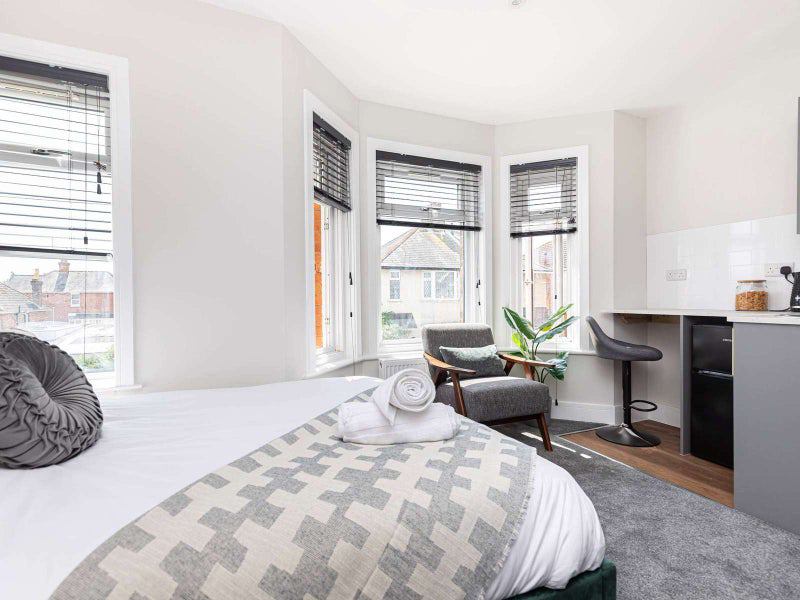 Room Cheltenham Road in Poole