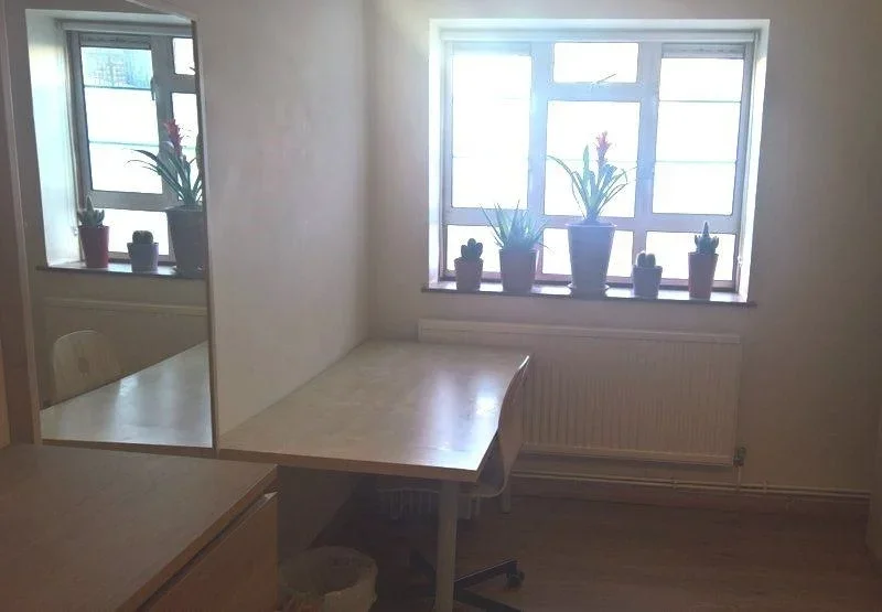 Room West India Dock Road in Greater London