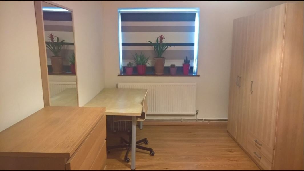 Room West India Dock Road in Greater London