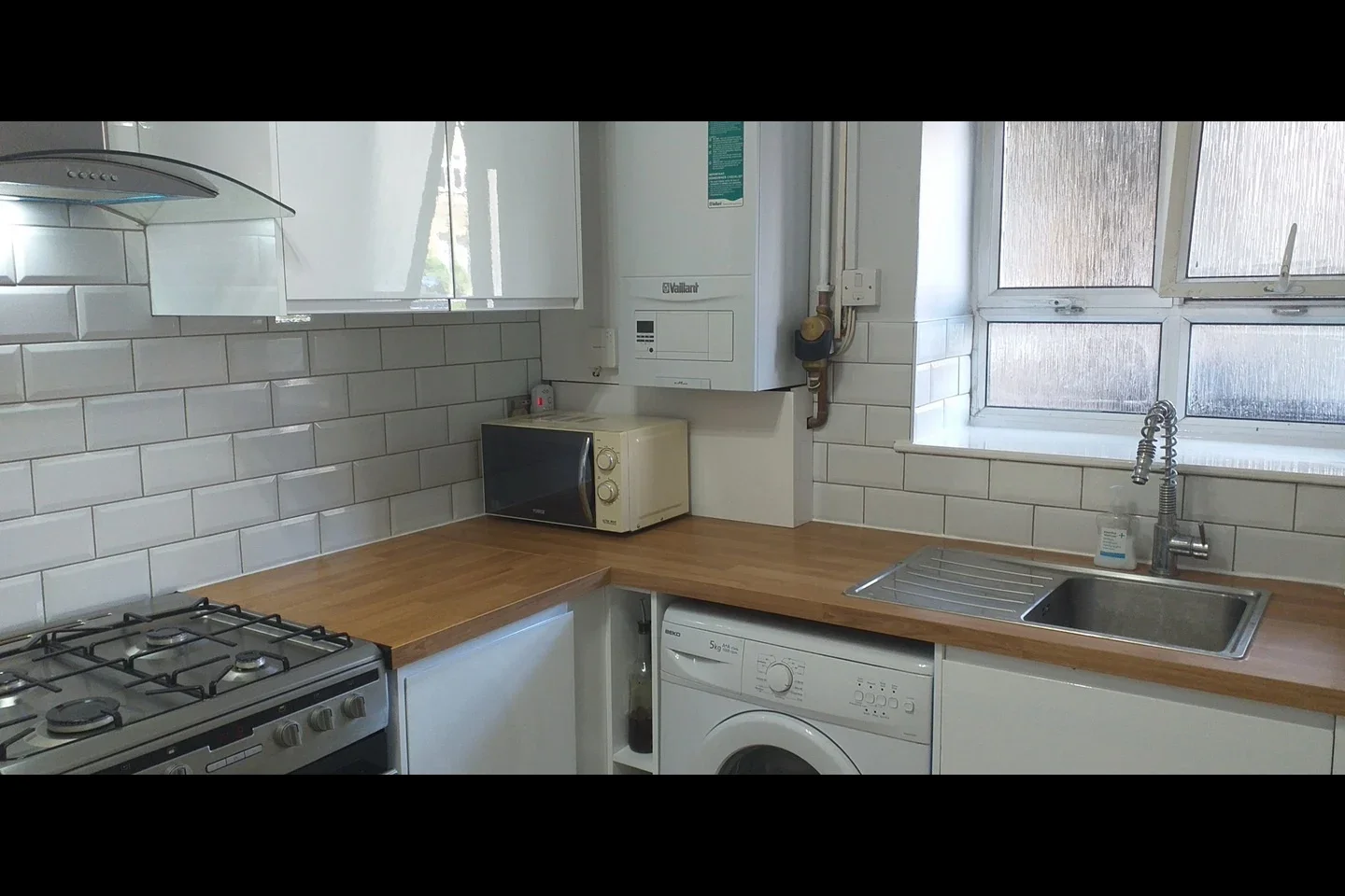 Room West India Dock Road in Greater London