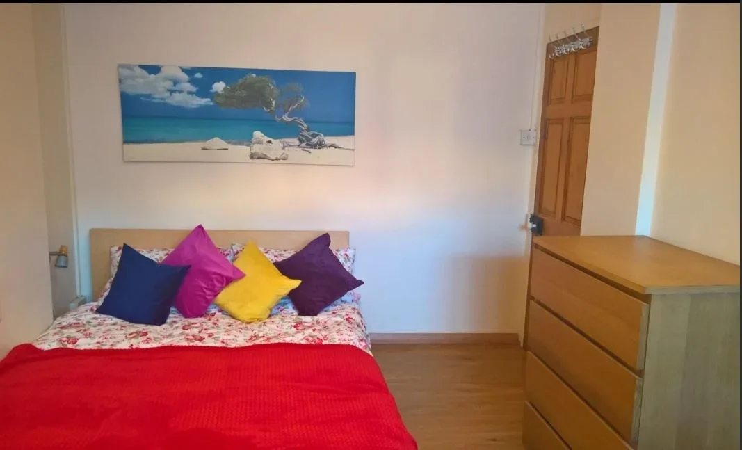 Room West India Dock Road in Greater London