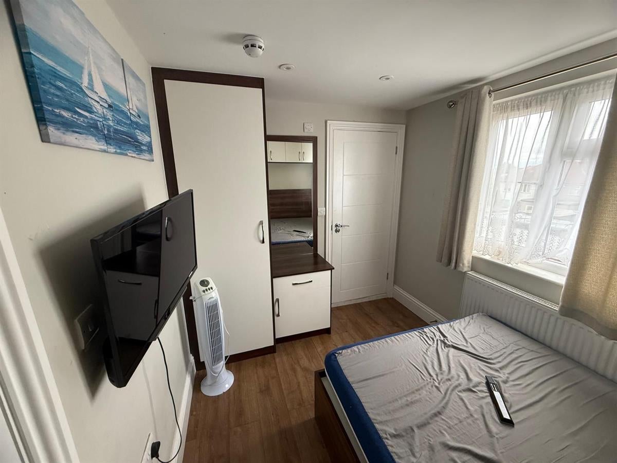 Room Cranford Park Road in Greater London