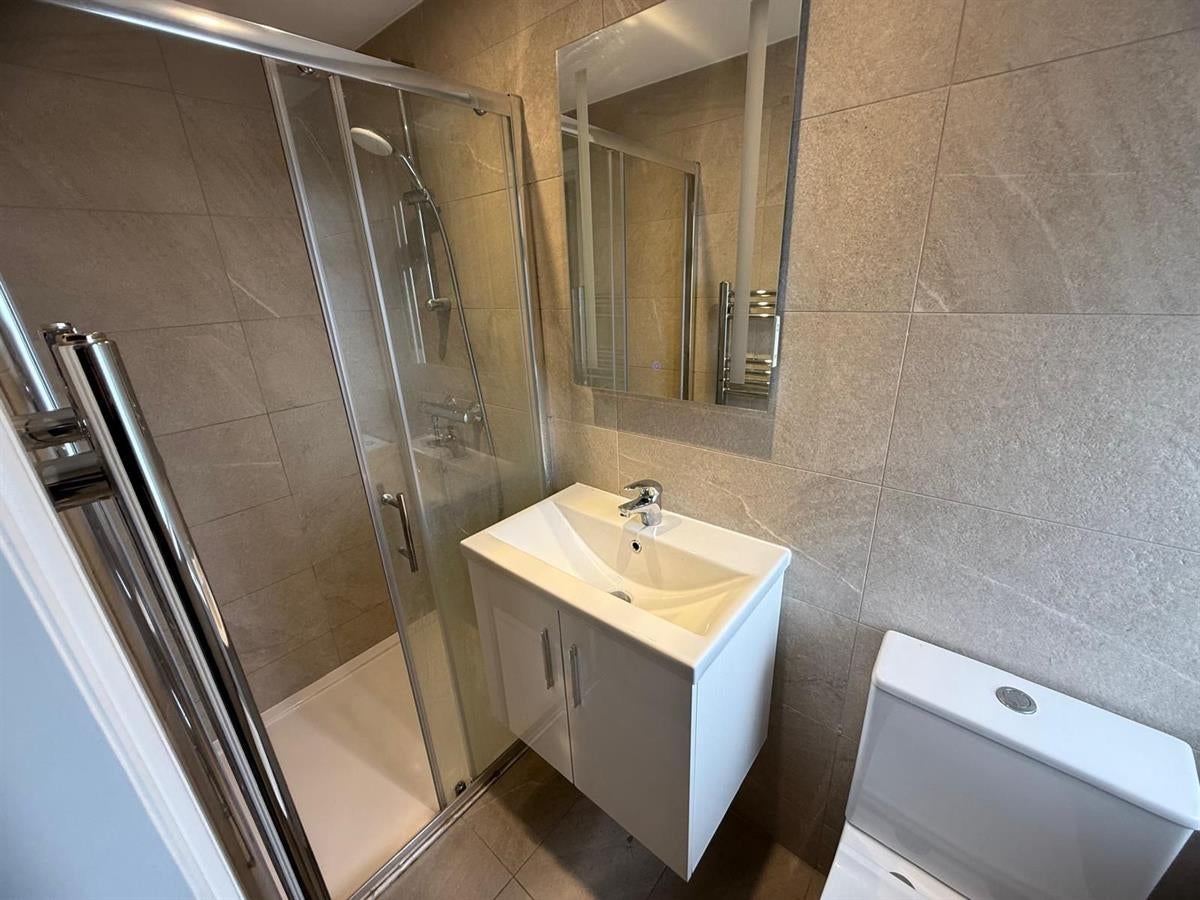Room Cranford Park Road in Greater London