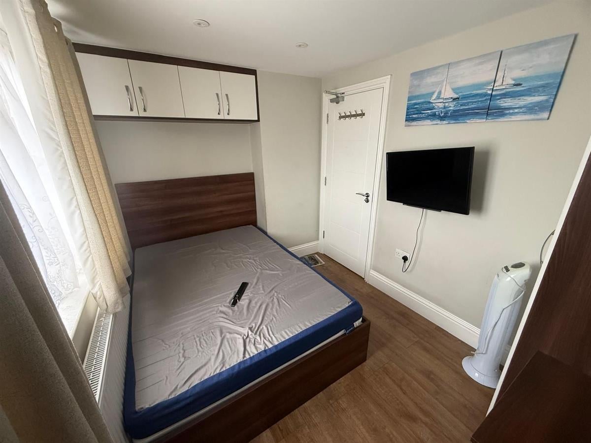 Room Cranford Park Road in Greater London