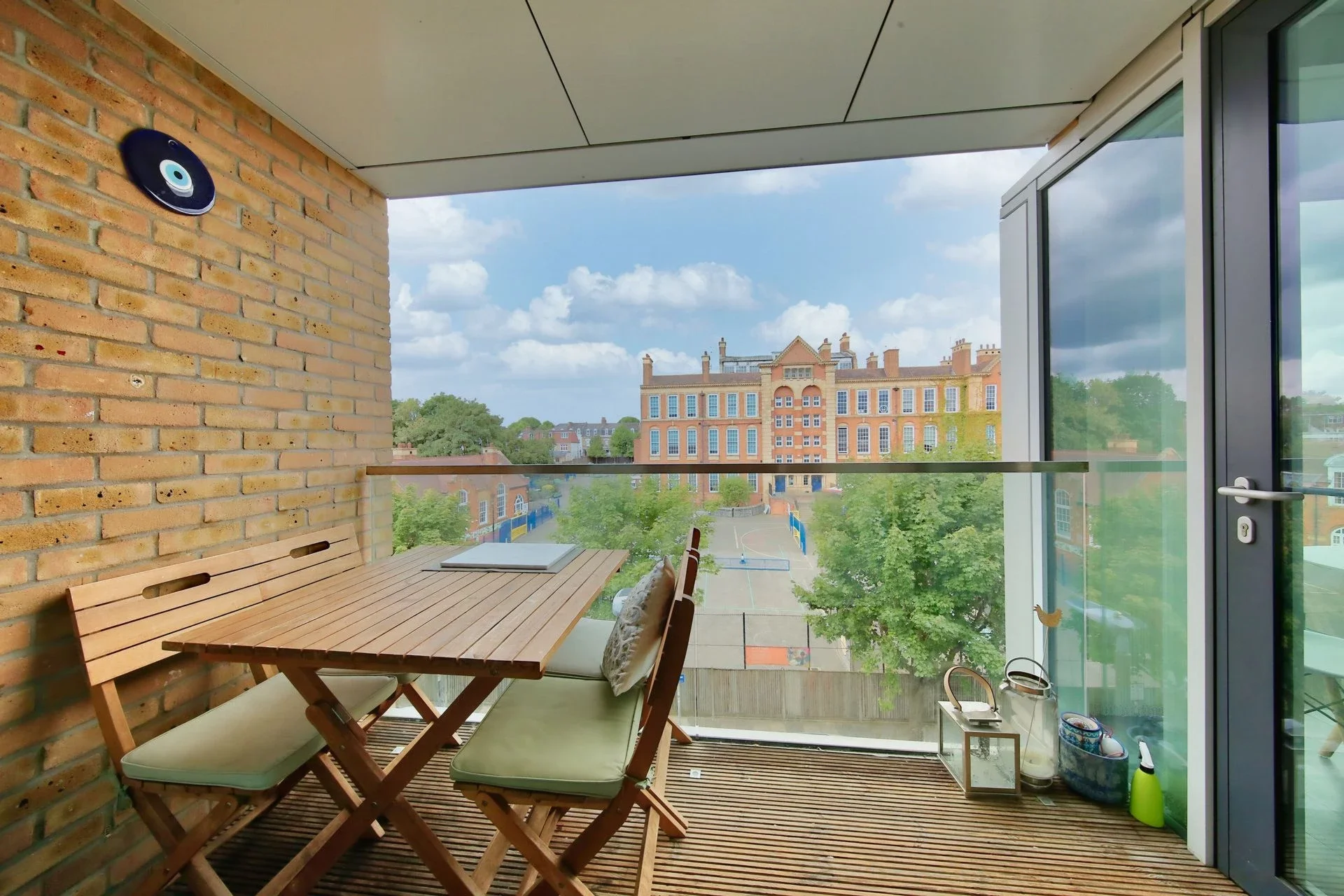 Flat Broomhill Road in Greater London