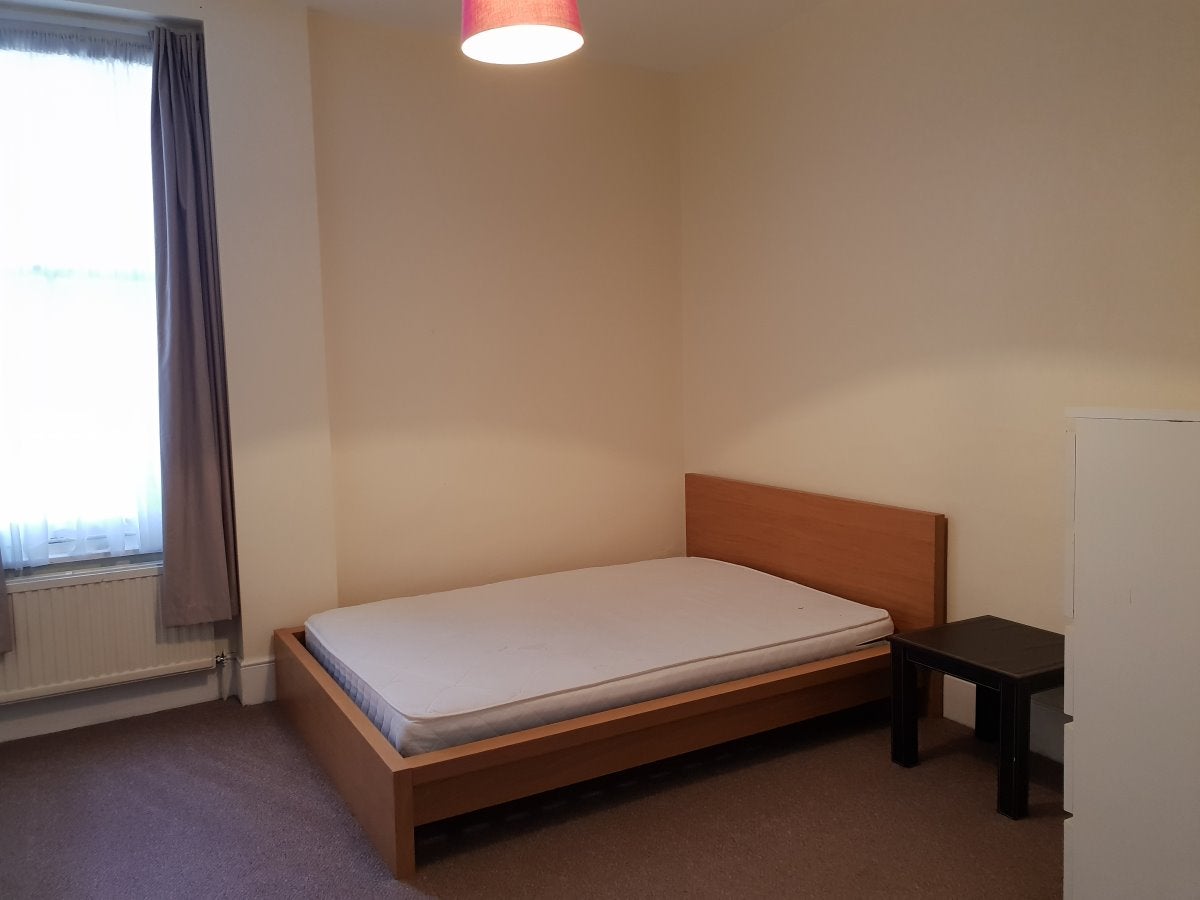 Flat Aldermans Hill in Greater London