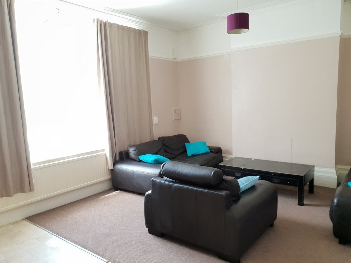 Flat Aldermans Hill in Greater London