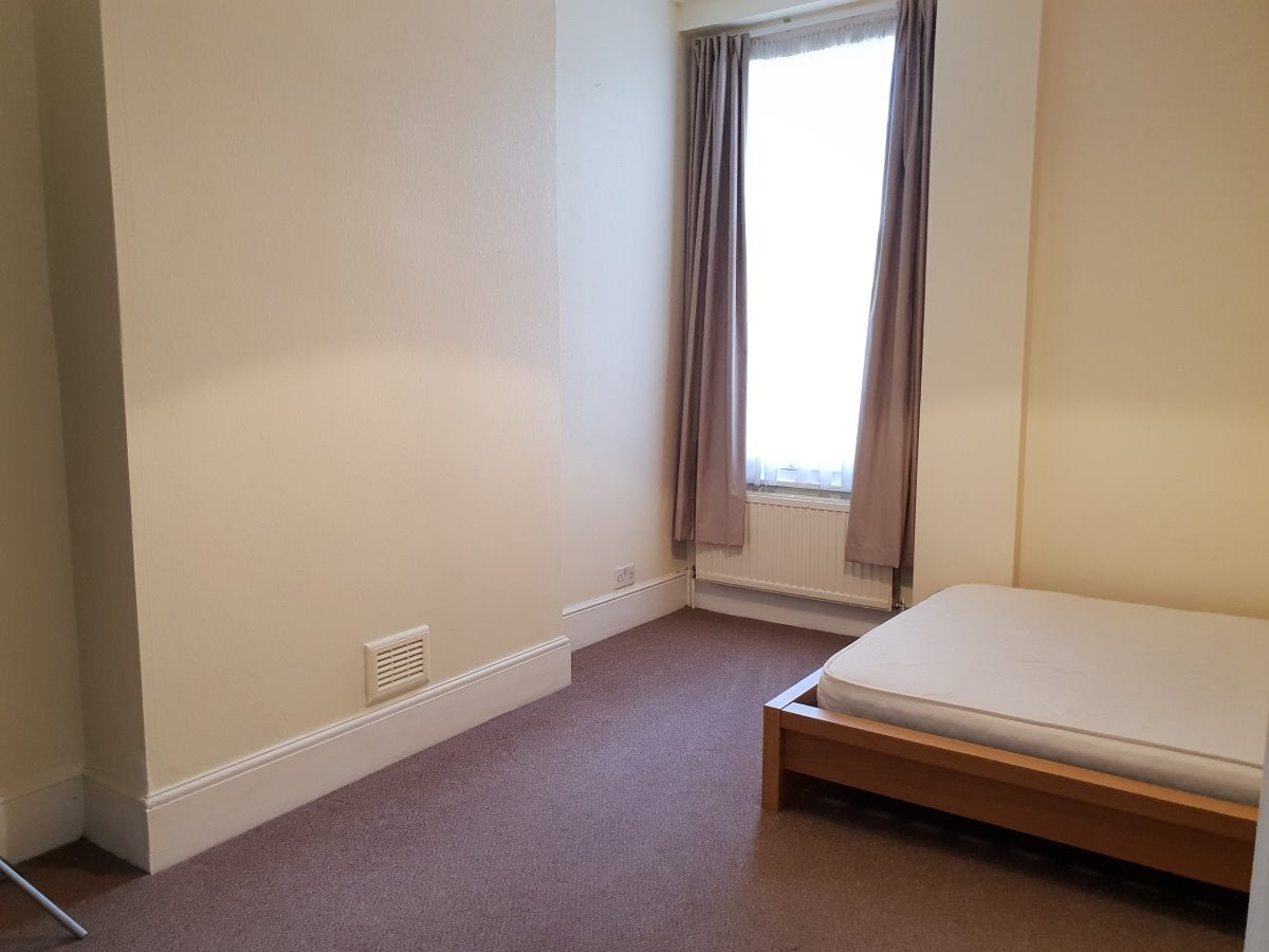 Flat Aldermans Hill in Greater London