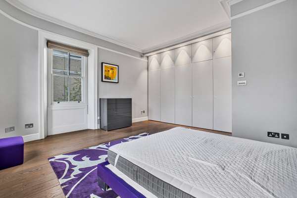 Flat Linden Gardens in Greater London