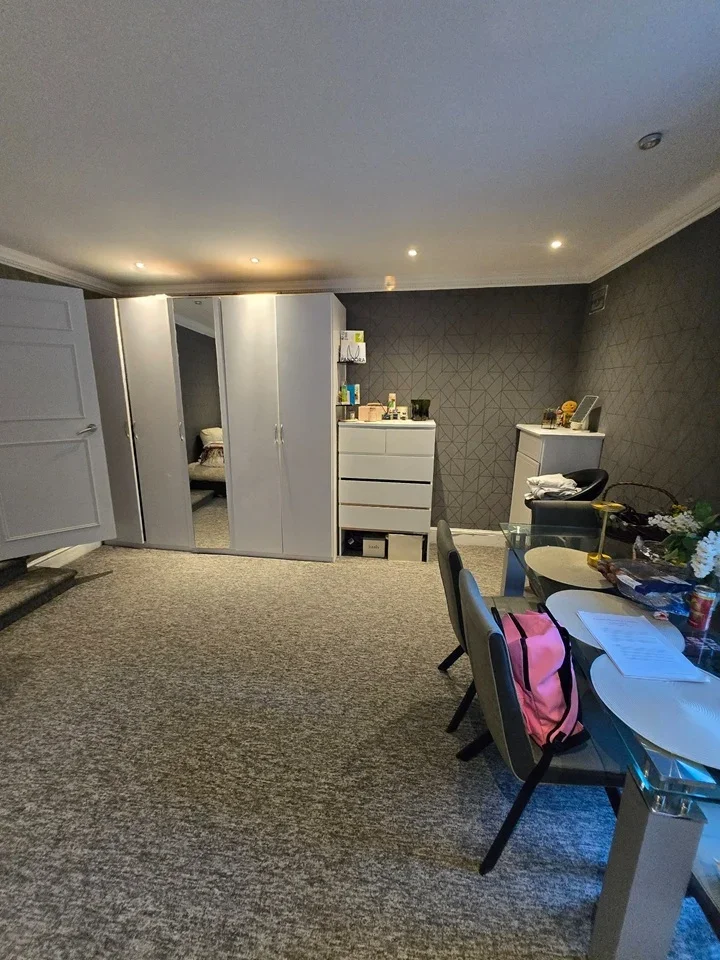 Flat Sunningfields Road in Greater London