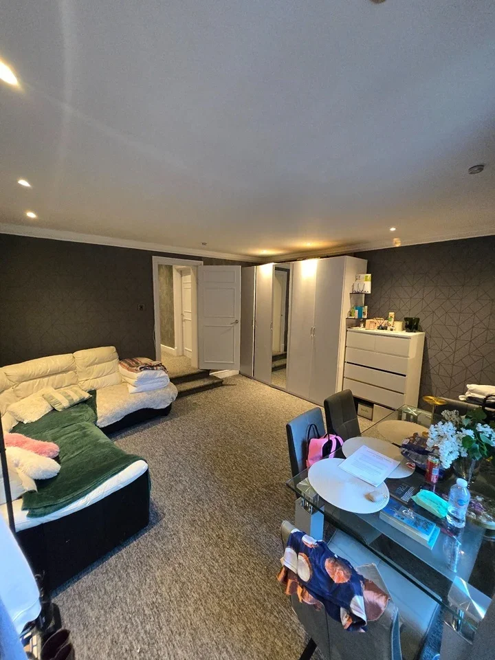 Flat Sunningfields Road in Greater London