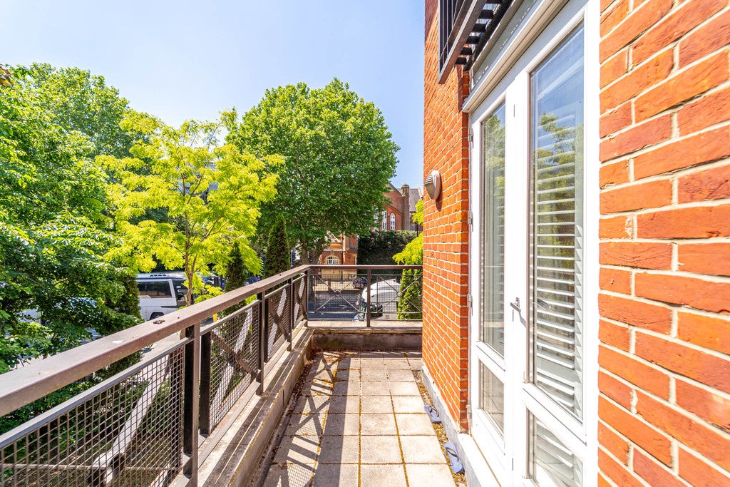 Flat Finchley Road in Greater London