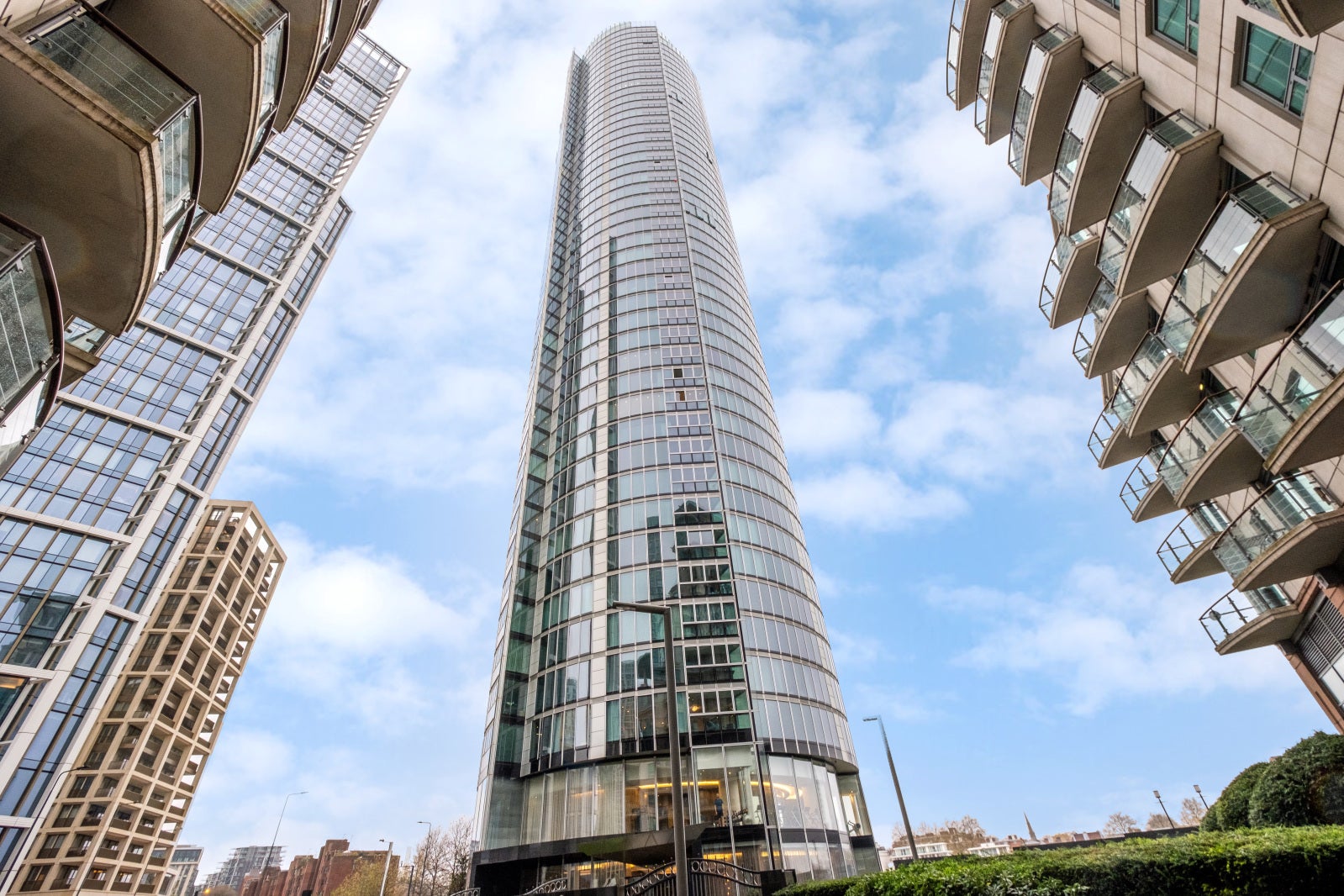 Flat Nine Elms Lane in Greater London