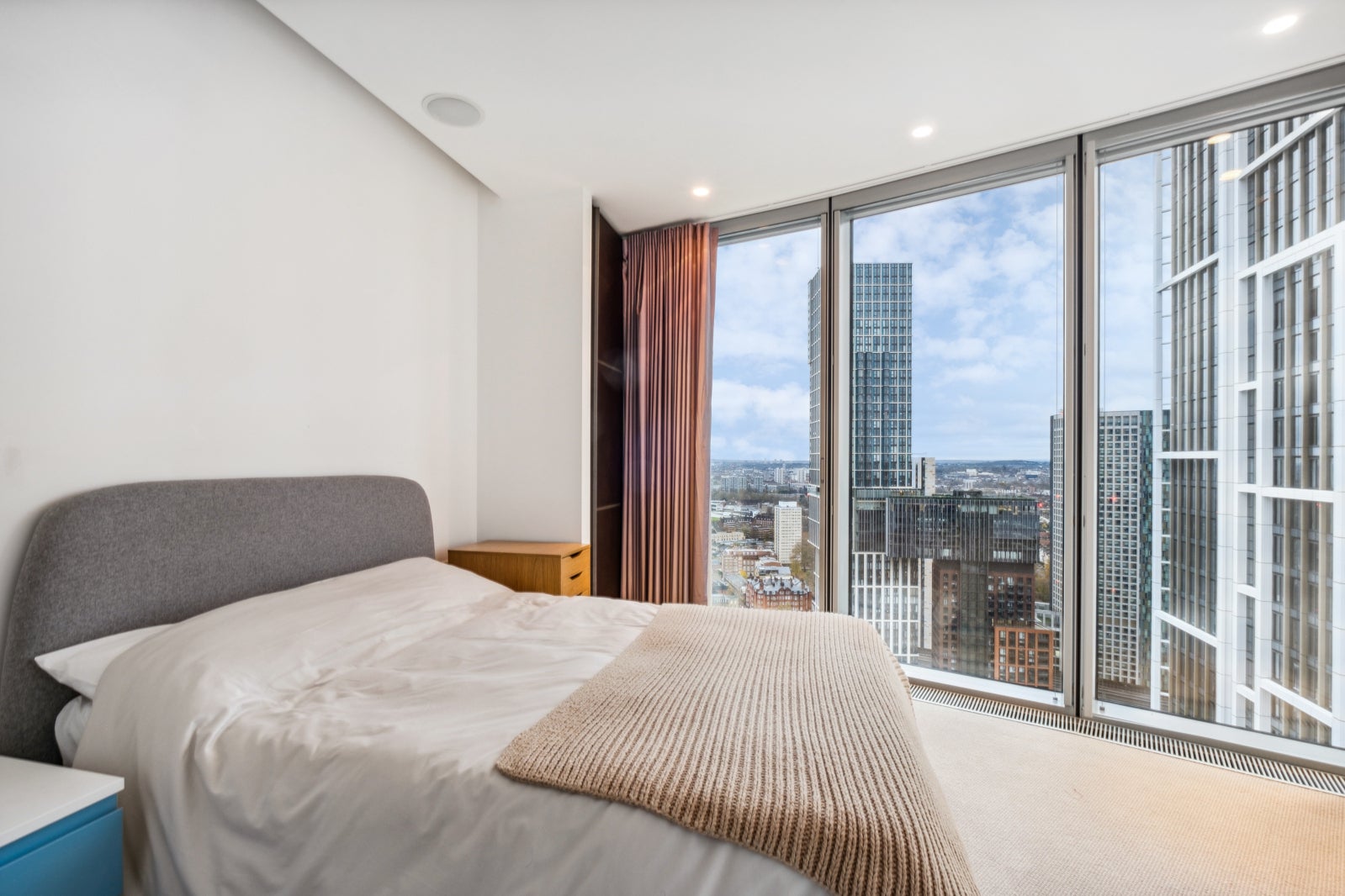 Flat Nine Elms Lane in Greater London