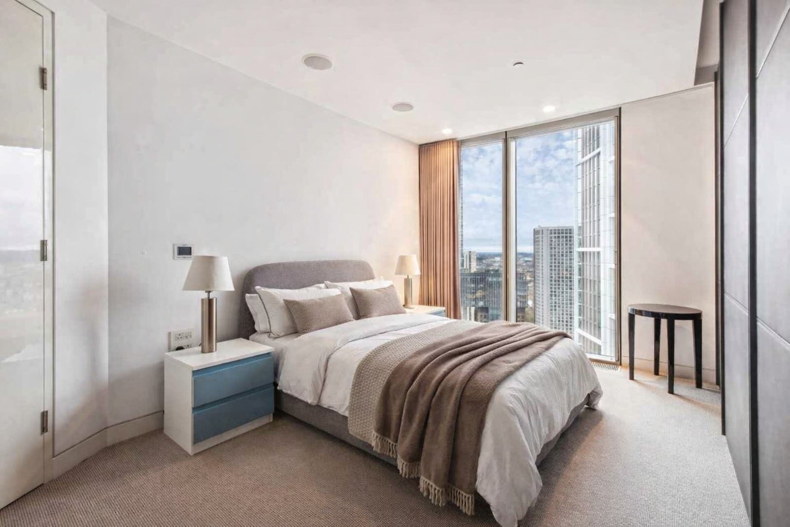 Flat Nine Elms Lane in Greater London