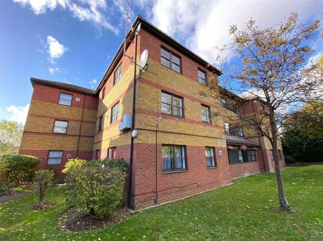 Flat Gibson Close in Greater London