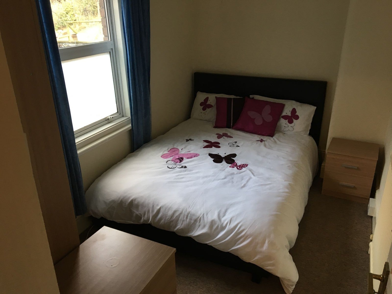 Room Hughenden Road in High Wycombe