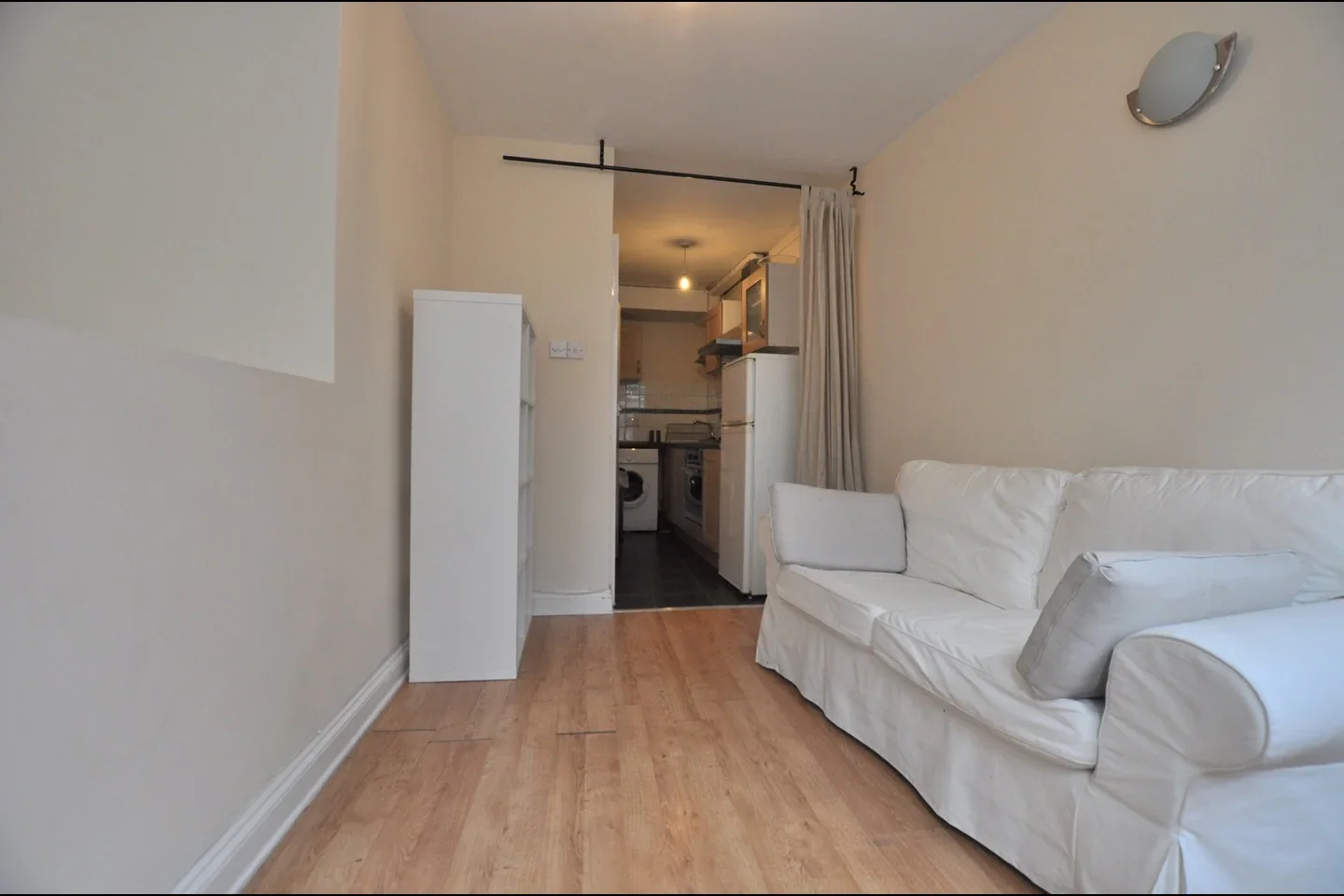 Flat Waterson Street in Greater London