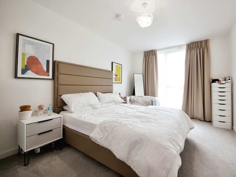 Flat Shearwater Drive in Greater London