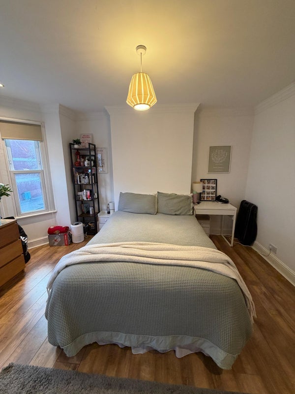 Room Shuttleworth Road in Greater London