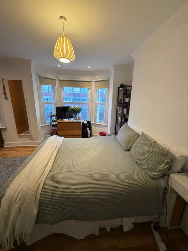 Room Shuttleworth Road in Greater London