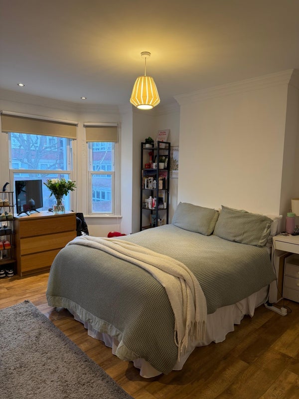 Room Shuttleworth Road in Greater London