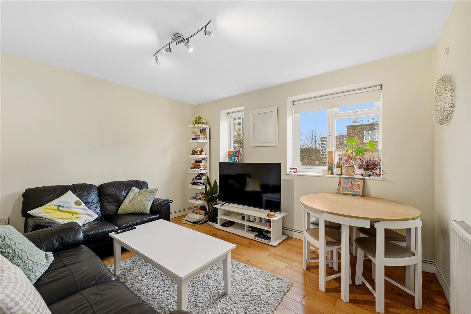 Flat Dagnall Street in Greater London