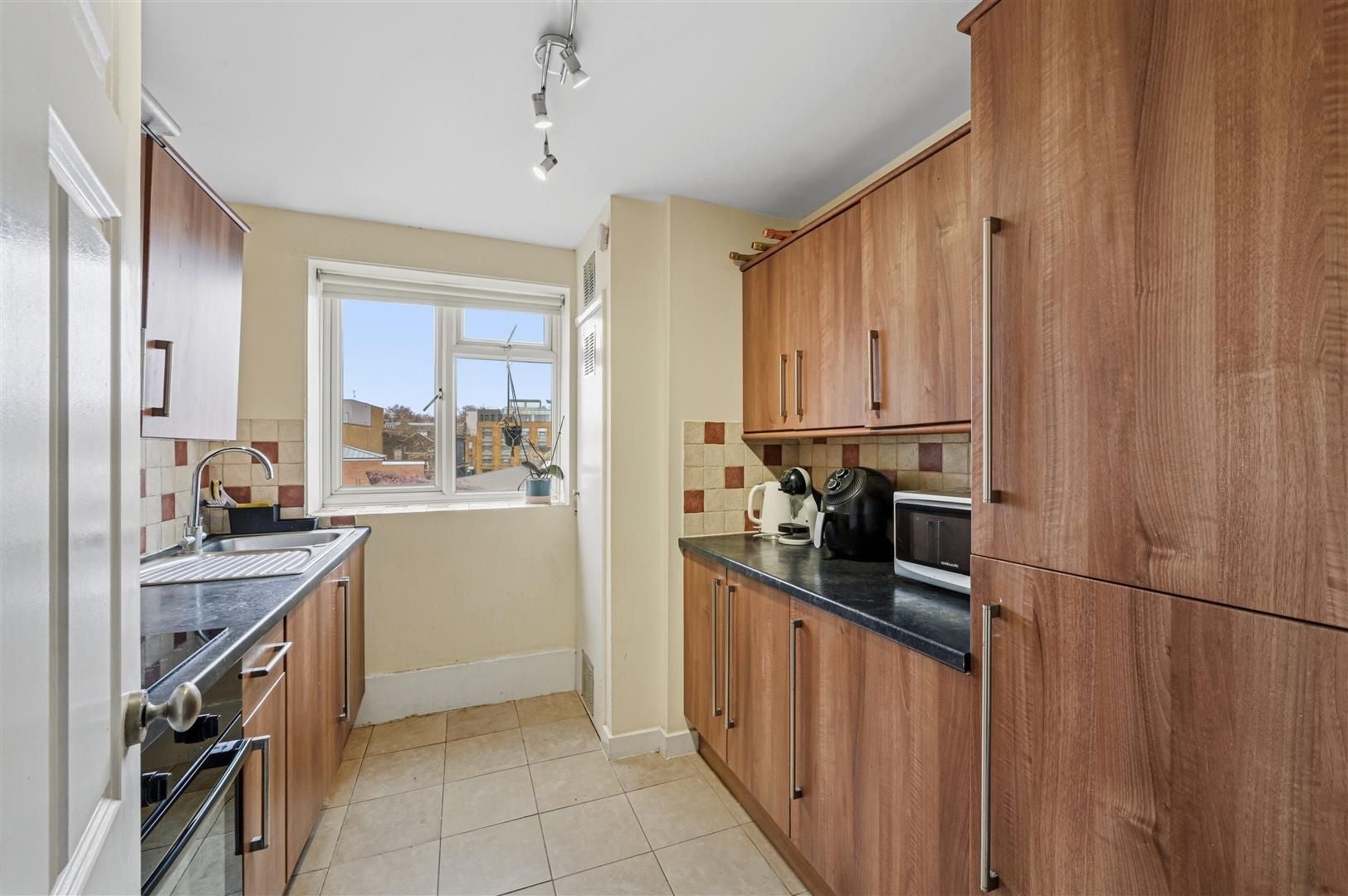 Flat Dagnall Street in Greater London