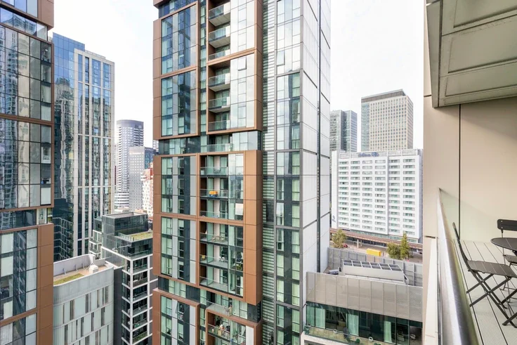 Flat Dockyard Lane in Greater London