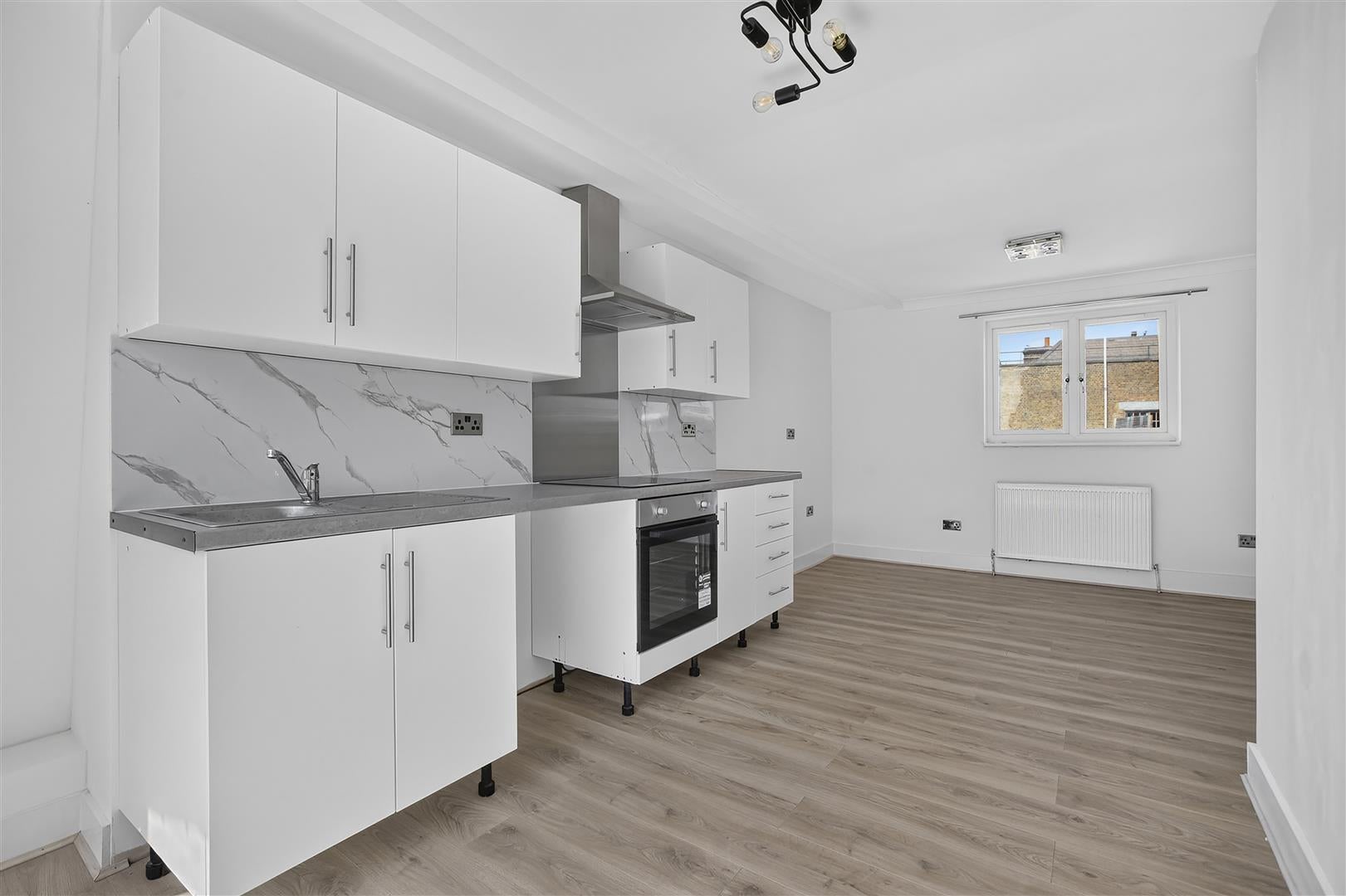 Flat Lant Street in Greater London