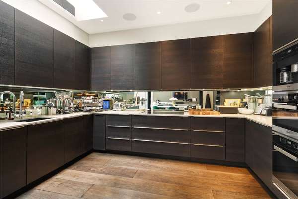Flat Cheval Place in Greater London