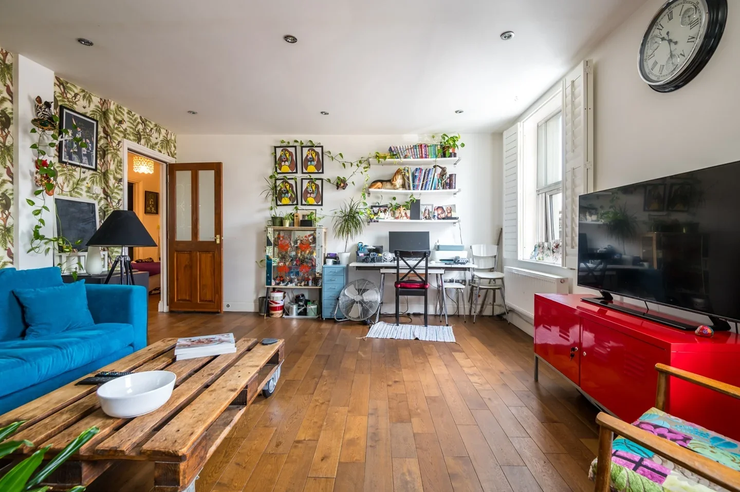 Flat Peckham High Street in Greater London