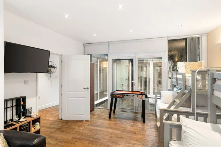 Flat Seal Street in Greater London